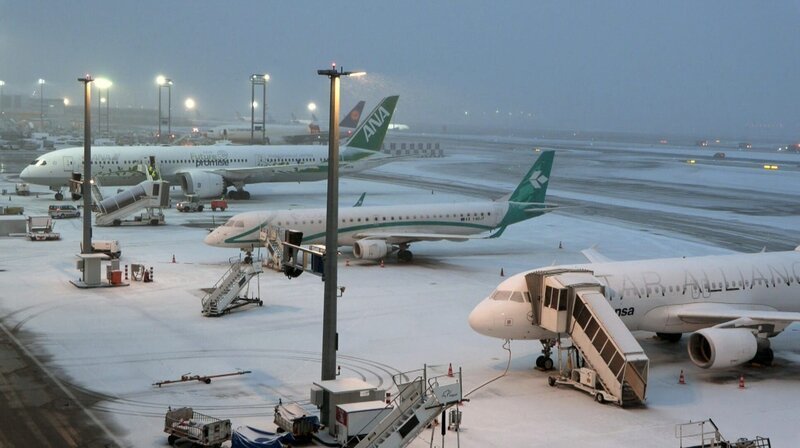 Das heftigste Winterunwetter seit 10 Jahren hält den größten Winterdienst Europas am Frankfurter Flughafen auf Trab. – Bild: HR