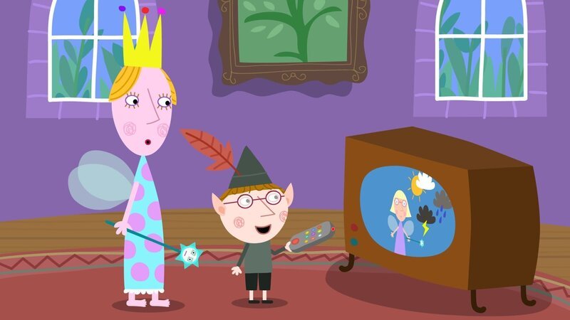 Ohne Zauberstab kann Königin Aurikel (links) noch nicht mal den Fernseher bedienen. – Bild: ZDF/​Astley Baker Davies Ltd/​Rubber Duck Entertainment