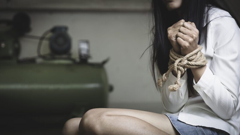 Mit einem Seil gefesselte Hände einer vermissten entführten, missbrauchten, als Geisel genommenen Frau mit Schmerzen, Menschenhandel und Vergewaltigungskonzepten. – Bild: Copyright (c) 2021 Tinnakorn jorruang/​Shutterstock. No use without permission.