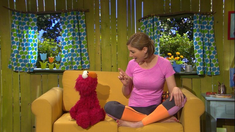 Elmo und Julia wollen meditieren. – Bild: NDR/​Studio Hamburg Produktion/​Sesame workshop