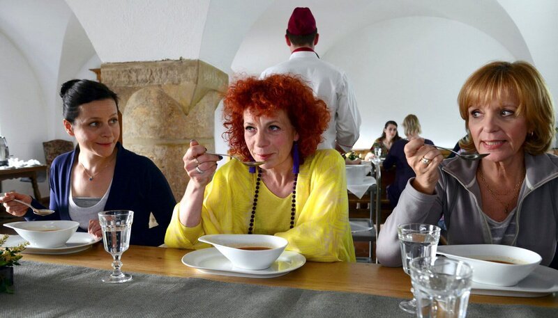 Judith (Jule Ronstedt, li.), Estelle (Nina Hoger, Mitte) und Caroline (Ulrike Kriener, re.) müssen die dünne Suppe auslöffeln, die sie sich mit der Fastenkur eingebrokt haben. – Bild: MDR/​ARD Degeto/​Christiane Pausch