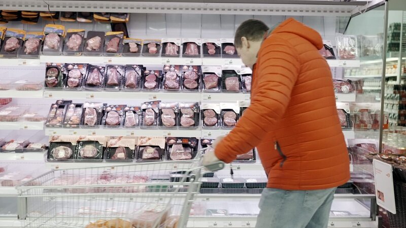 Einkaufen im Supermarkt. – Bild: ORF/​Neulandfilm