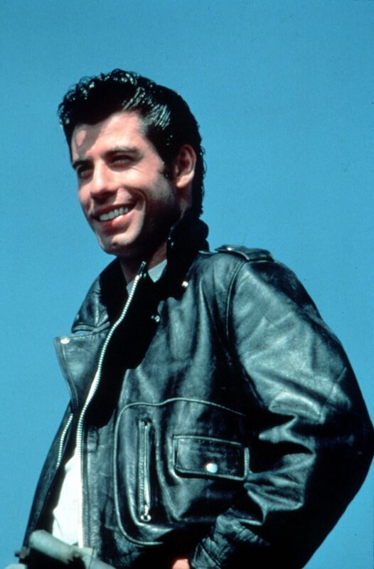 Er geht nicht zum Friseur, sondern zum Ölwechsel – kein Mann trägt mehr Schmiere im Haar als Danny (John Travolta). – Bild: Paramount Pictures