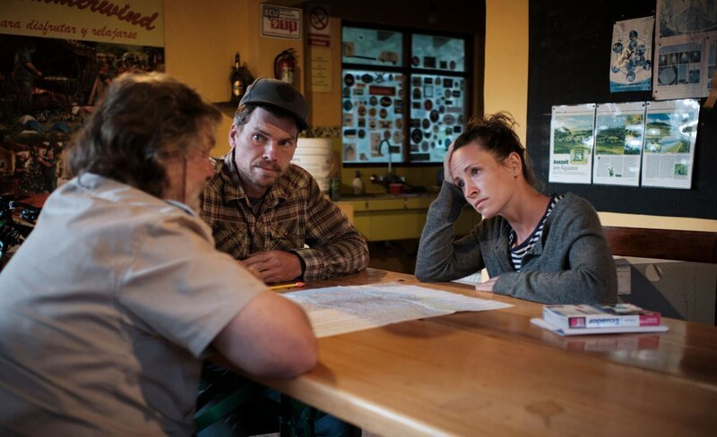 Lagebesprechung während der Corona-Isolation. Timm und Michaela von Bargen mit einer Mitarbeiterin des Tourismusbüros. – Bild: Ivan Castaneira /​ ZDF und Ivan Castaneira /​ zdf /​ ©The History Channel /​ ZDF und Ivan Castaneira.