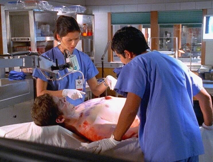 Dr. Jordan Cavanaugh (Jill Hennessy) und Bug (Ravi Kapoor) autopsieren die Leiche von Ross (Jeff Yagher). Mit dem Mann hatte Jordan kurz zuvor noch ein Blind Date. – Bild: RTL /​ NBC Universal.