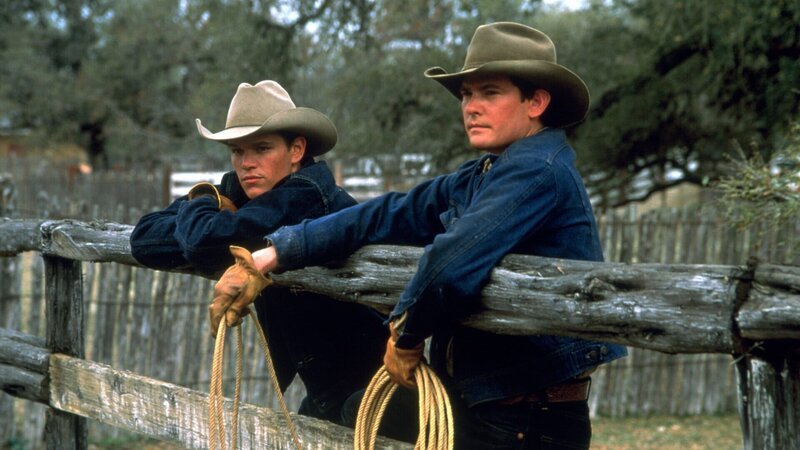 John Grady Cole (Matt Damon, l.) und sein Freund Lacey Rawlins (Henry Thomas, r.) finden auf einer Farm in Mexiko Arbeit. – Bild: ZDF und Sony./​Sony