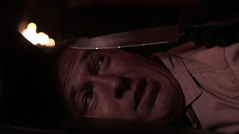 Ein verängstigter Mann wird mit einem Messer bedroht – Bild: Crime + Investigation /​ abacus media