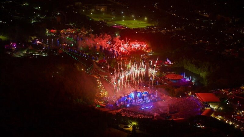 Gigantisches Spektakel: Internationale Star-DJs sorgen auf dem Festival drei Tage lang für ausgelassene Partystimmung. – Bild: ZDF und © La Concepteria 2019./​© La Concepteria 2019