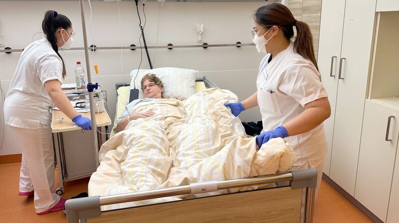 Schwester Aira und Schwester Isabel kümmern sich um eine Patientin. – Bild: NDR/​Rita Knobel-Ulrich