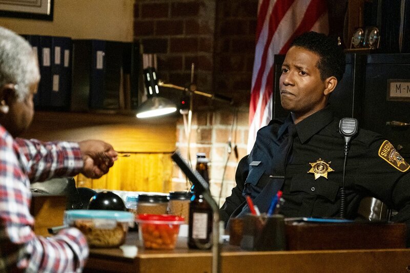 Pictured: Corey Reynolds as Sheriff Mike Thompson – Bild: 2022 Universal Content Productions LLC. All rights reserved.