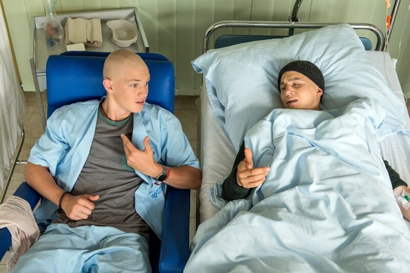 Nach Leos (Tim Oliver Schultz) Chemo leistet Jonas (Damian Hardung, l.) ihm Gesellschaft und versucht, ihn von seinen Schmerzen abzulenken. – Bild: RTL /​ Martin Rottenkolber