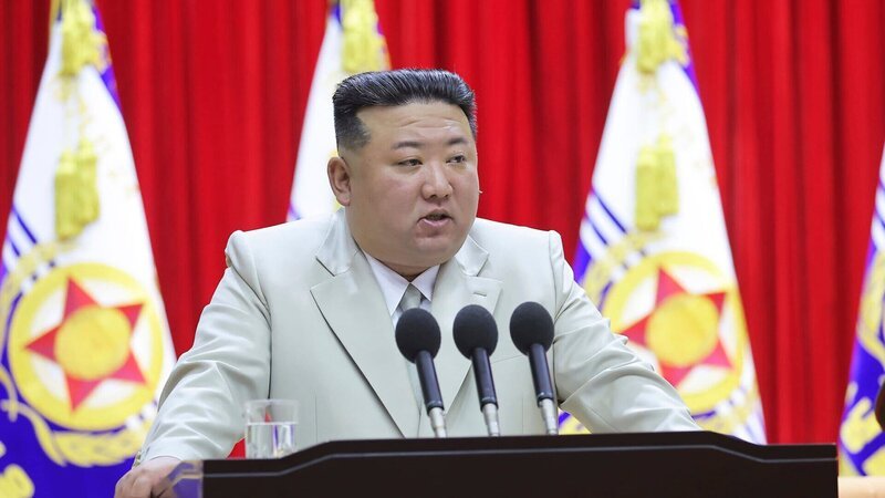 Er ist durch Erbfolge zum kommunistischen Diktator geworden: Kim Jong-un. Mit eiserner Hand führt er die despotische Herrschaft seines Vaters und Großvaters fort. – Bild: Nutzungsrecht: 12.01.2024 – 26.06.2024/​KCNA