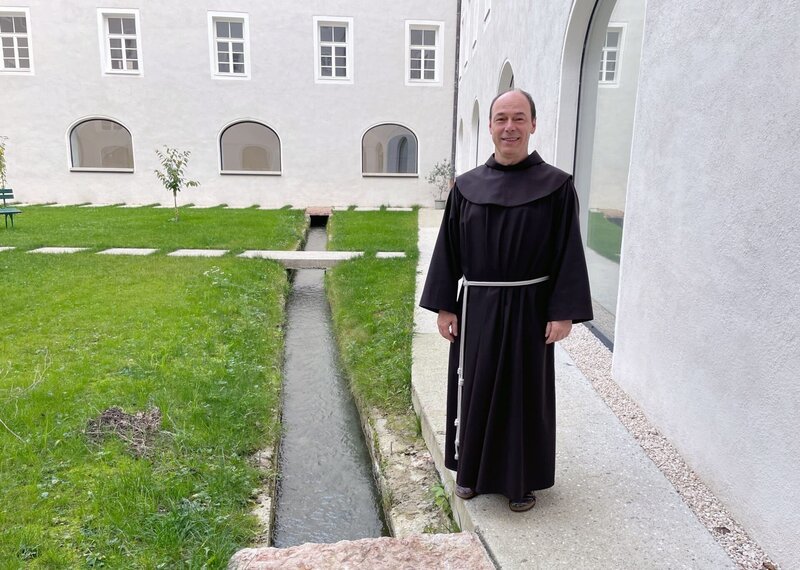 Pater Thomas vor dem freigelegten Almkanal im Franziskanerkloster Salzburg – Bild: ORF/​degnfilm/​Sabine Knoche