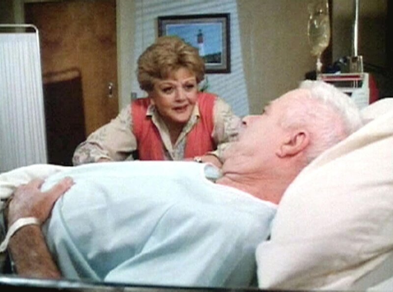 Jessica Fletcher (Angela Lansbury) besucht ihren alten Freund Seth Hazlitt (William Windom) im Krankenhaus, der sich an einem Apfel vergiftet hat. – Bild: Warner TV Serie