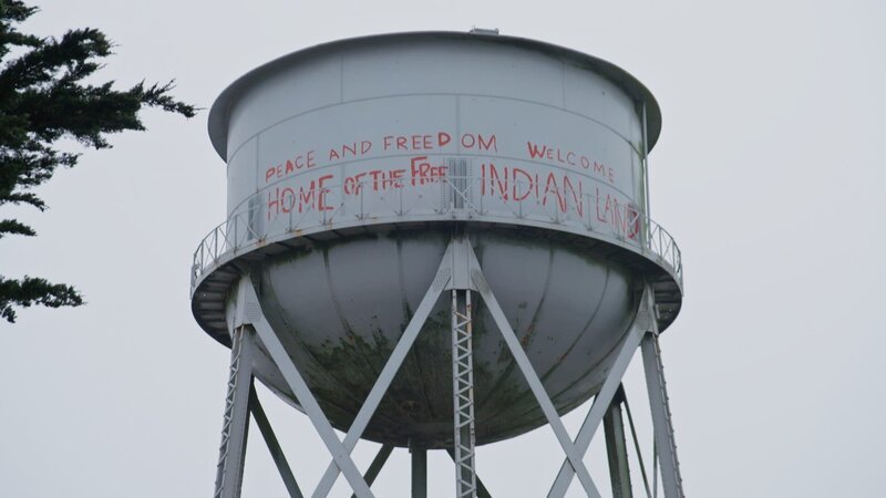 Der Wasserturm von Alcatraz trägt noch immer die Schriftzüge aus den 1970er Jahren, als die „Indianer aller Stämme“ die ehemalige Gefängnisinsel besetzten. – Bild: N24 Doku