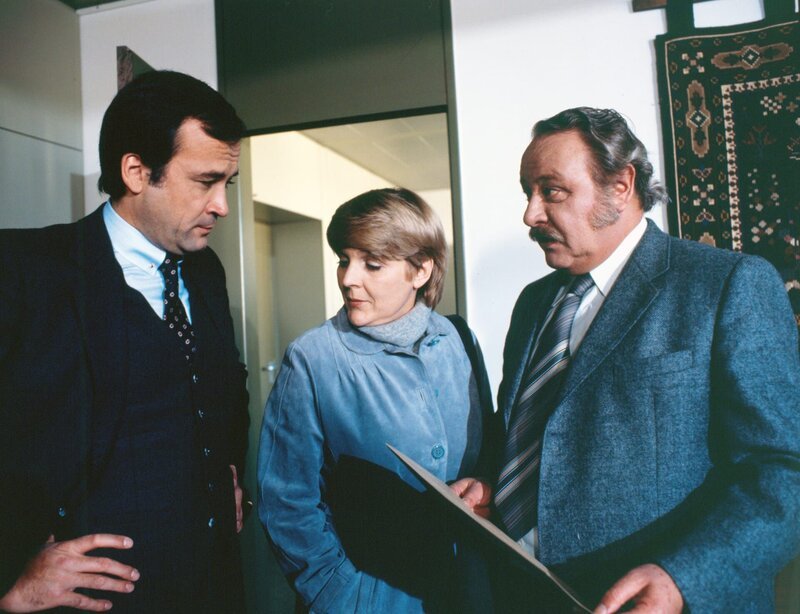 Von links: der Staatsanwalt (Franz Hanfstingl), Frau Berg (Maria Körber) und Kriminalhauptkommissar Veigl (Gustl Bayrhammer). – Bild: BR/​Foto Sessner