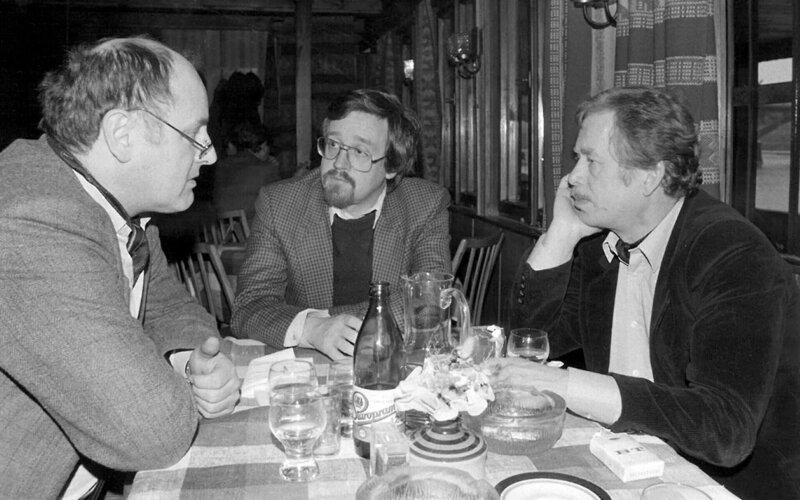 Achim Benning und Vaclav Havel in einer Prager Kneipe. – Bild: ORF/​MultiSonora/​Privatarchiv Benning