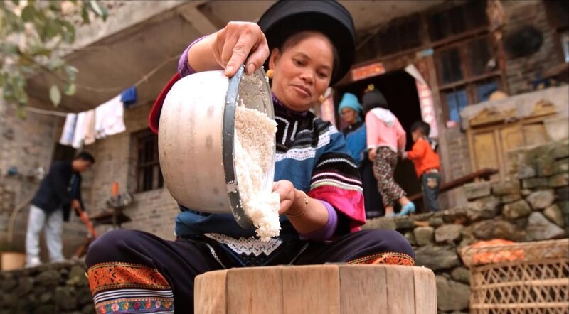 Die Ausbreitung mutierter Gene erlaubte es dem Menschen unter anderem seine Essgewohnheiten zu ändern. In ganz Asien sorgt eine auf Reis basierende Ernährung seit Jahrtausenden für eine gesunde Lebensweise. – Bild: ZDF und Korean Broadcasting System/​Kiha Choi