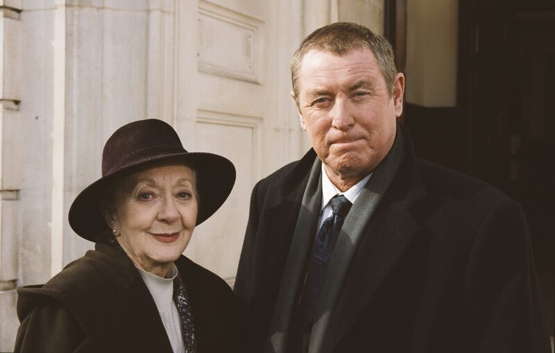 Barnaby (John Nettles) ist froh, dass sich seine Hauptzeugin, Mrs. Beverley (Thelma Barlow) beim Gericht eingefunden hat. – Bild: ZDF und Mark Bourdillon