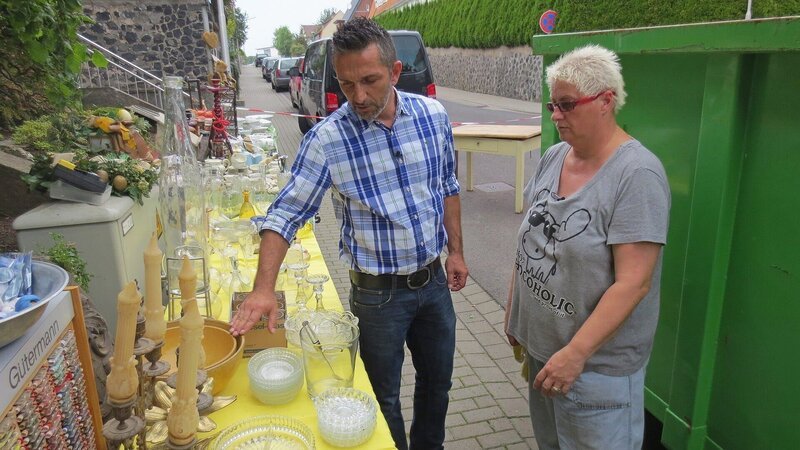 Trödelexperte Mauro Corradino gibt Jutta Tipps für den anstehenden Flohmarktverkauf. – Bild: RTL Zwei