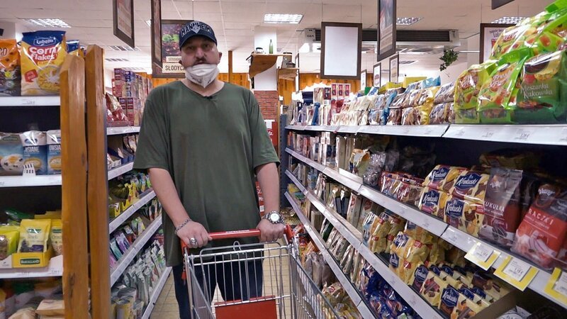 Sascha (43) wählt für den Einkauf einen polnischen Supermarkt. – Bild: RTL Zwei