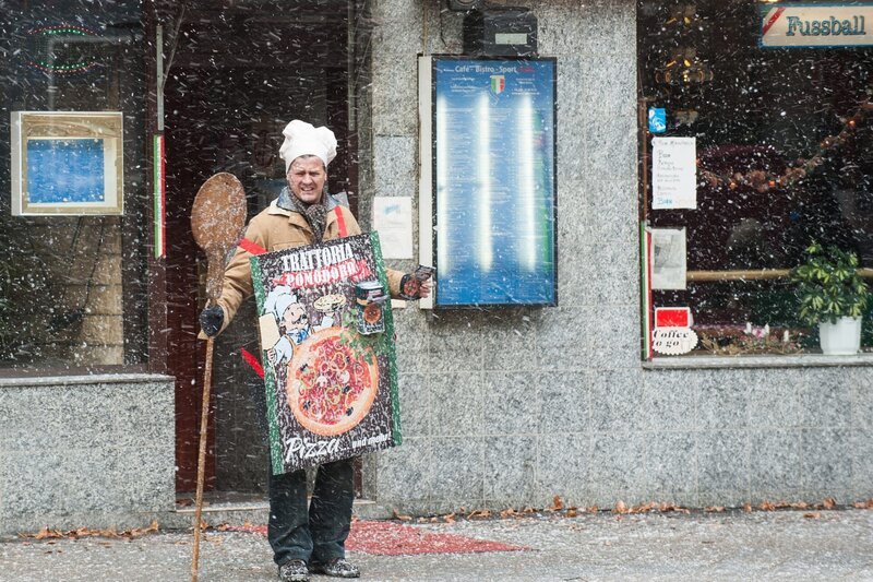 Nachdem Holbrecht (Marcus Mittermeier) aus dem Gefängnis entlassen wurde, arbeitet er für eine Pizzeria. – Bild: ZDF und Julia Terjung./​Julia Terjung