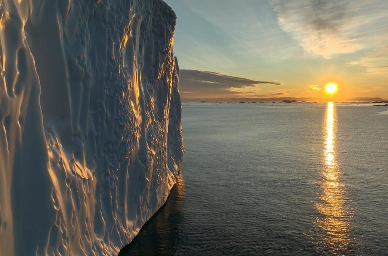 In der Abenddämmerung erscheinen Eisberge besonders eindrucksvoll – wie hier bei Ilulissat. – Bild: NDR/​Lars Pfeiffer