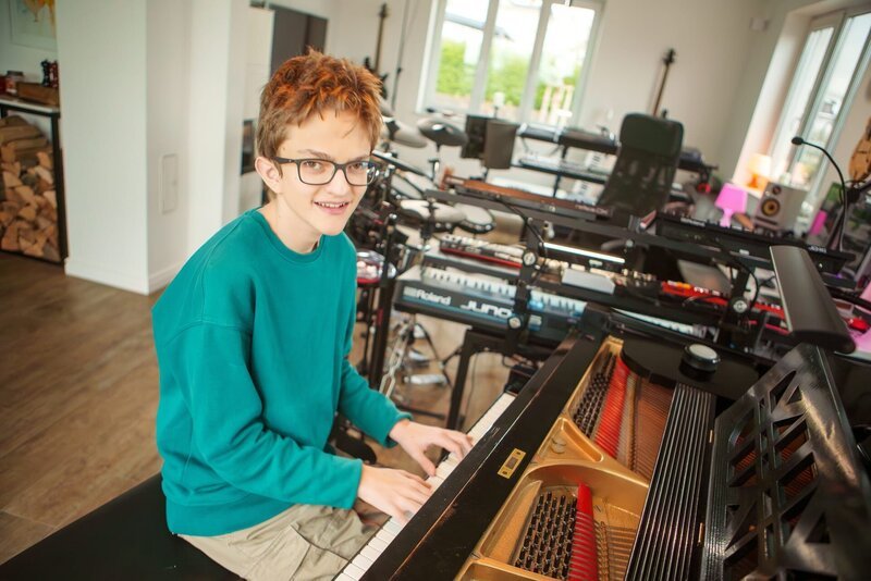 Mika Rocky Mai (14) ist sehbeeinträchtigt und kann daher keine Noten lesen. Er lernt und spielt Musik mithilfe seines absoluten Gehörs. – Bild: ZDF und Mirko Schernickau.