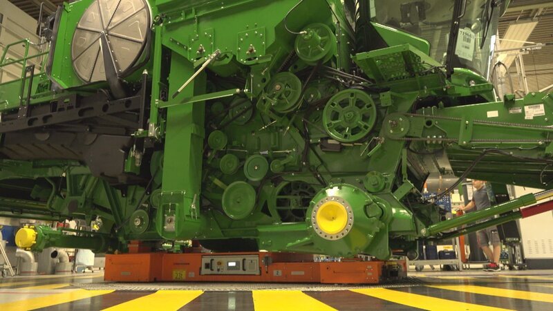 In Zweibrücken, Rheinland-Pfalz wird der Mähdrescher T670 produziert, eines der größten landwirtschaftlichen Fahrzeuge der Welt. – Bild: WELT In Zweibrücken, Rheinland-Pfalz wird der Mähdrescher T670 produziert, eines der größten landwirtschaftlichen Fahrzeuge der Welt. – Bild: WELT