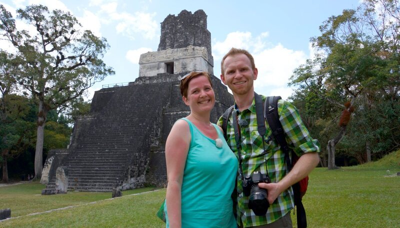 Passagiere Isabell und Bastian inmitten der Tempelanlage von Tikal, der alten Maya-Stadt in Guatemala. – Bild: Bewegte Zeiten GmbH/​Deborah Stöckle