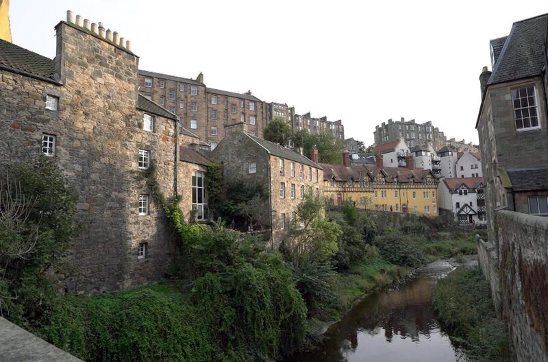 Edinburgh und sein Schloss symbolisieren die Macht Schottlands. In dieser Stadt, die im 18. Jahrhundert als „Slum Europas“ galt, sollte ein kleinwüchsiger Mann für das gesellschaftliche Leben eine entscheidende Rolle spielen … – Bild: Elephant Doc /​ Edinburgh und sein Schloss symbolisieren die Macht Schottlands. In dieser Stadt, die im 18. Jahrhundert als „Slum Europas“ galt, sollte ein kleinwüchsiger Mann für das gesellschaftliche Leben eine entscheidende  …