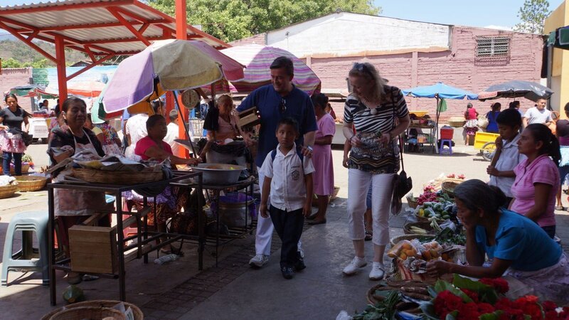 Kreuzfahrtdirektor Thomas Gleiß und Entertainerin Kiona auf dem Markt in El Salvador. – Bild: BR/​Deborah Stöckle