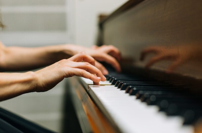 Die Hände einer Pianistin während des ARD-Musikwettbewerbs in den Proberäumen im Funkhaus des Bayerischen Rundfunks in München. – Bild: BR/​Lisa Hinder
