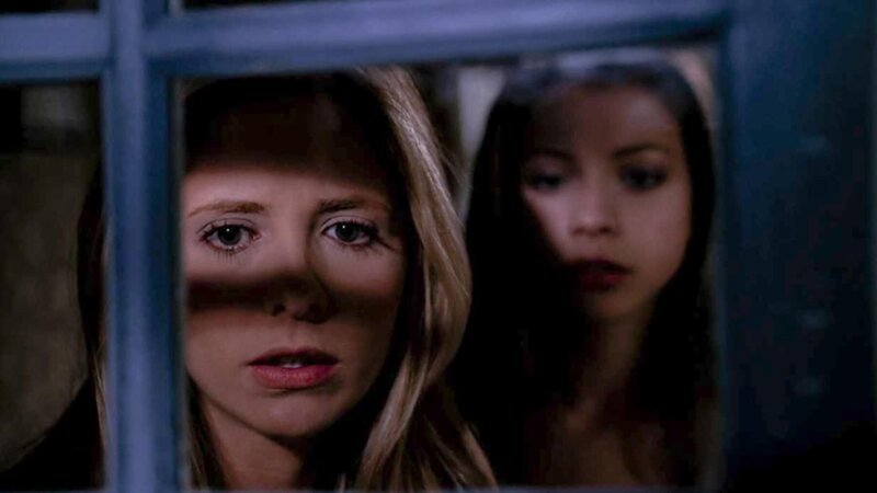 L-R: Buffy Summers (Sarah Michelle Gellar), Dawn Summers (Michelle Trachtenberg) – Bild: Dieses Bild darf ausschließlich nach Maßgabe der Allgemeinen Geschäftsbedingungen für die Presselounges der Sender der ProSiebenSat.1 Media SE (AGB) genutzt werden. Die in den AGB festgesetzten Rechteeinschränkungen sind unbedingt  …