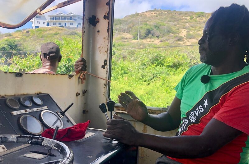 St. Clair, einer der drei Lokführer der St. Kitts Scenic Railway, muss sich konzentrieren: die Druckluftbremse ist ausgefallen. – Bild: SWR/​Kirsten Ruppel