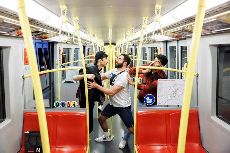 Nachstellung: Adil wird von zwei Tätern in der U-Bahn angegriffen – Bild: ServusTV /​ Florian Wieser