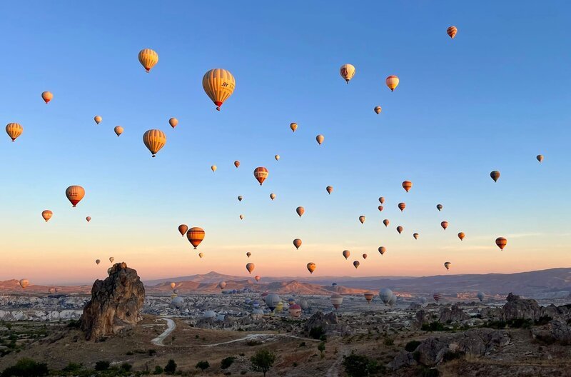 Jeden Morgen starten bis zu 160 Heißluftballons in den Himmel über Kappadokien. – Bild: NDR/​Till Lehmann