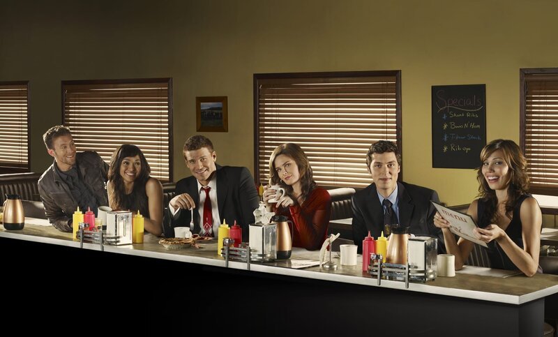 (v.l.n.r.) Dr. Hodgins (T.J. Thyne); Saroyan (Tamara Taylor); Booth (David Boreanaz); Dr. Brennan (Emily Deschanel); Lance (John Francis Daley); Dr. Montenegro (Michaela Conlin) – Bild: 2008⁠–⁠2009 Fox and its related entities. All rights reserved./​Eric Ogden /​ Eric Ogden Lizenzbild frei
