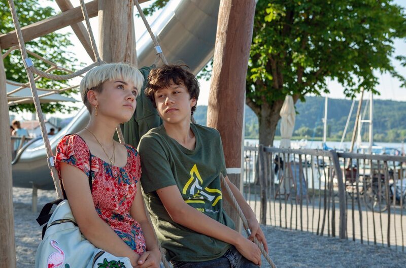 Niklas (Noah Calvin, r.) verbringt gerne Zeit mit seiner Mitschülerin Ines (Lea Drinda, l.). – Bild: ARD/​Daniel Schmid