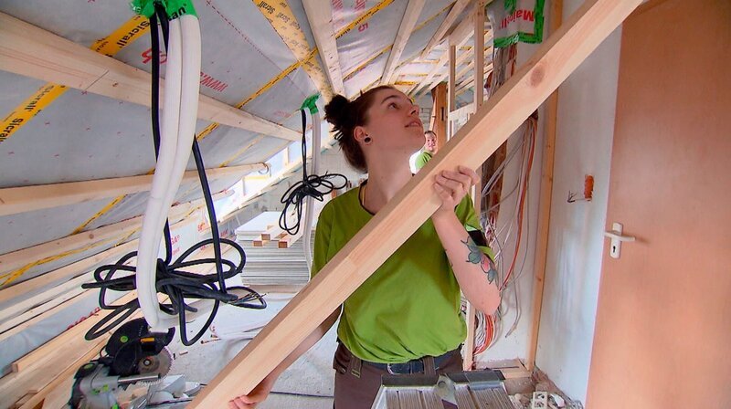 Tischlerin-Azubi Heather (21) bei dem Bau eines Ständerwerks für eine Wand. – Bild: WDR/​Warner Bros. International Television Production Deutschland GmbH