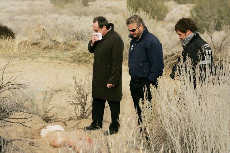 Eine tote Frau wird in der Wüste völlig ausgemergelt und verstümmelt aufgefunden. Grissom (William Petersen, Mi.) und seine Kollegen beginnen mit den Ermittlungen … – Bild: RTL /​ CBS
