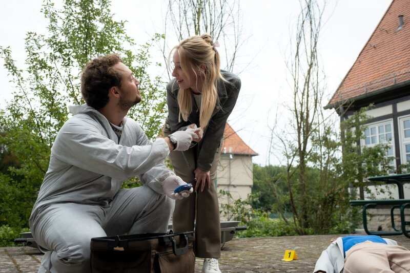 Anastasia (Luise Emilie Tschersich) und Antek (Anselm Bresgott) nutzen jede Gelegenheit für einen kleinen Flirt. – Bild: ZDF und Conny Klein.