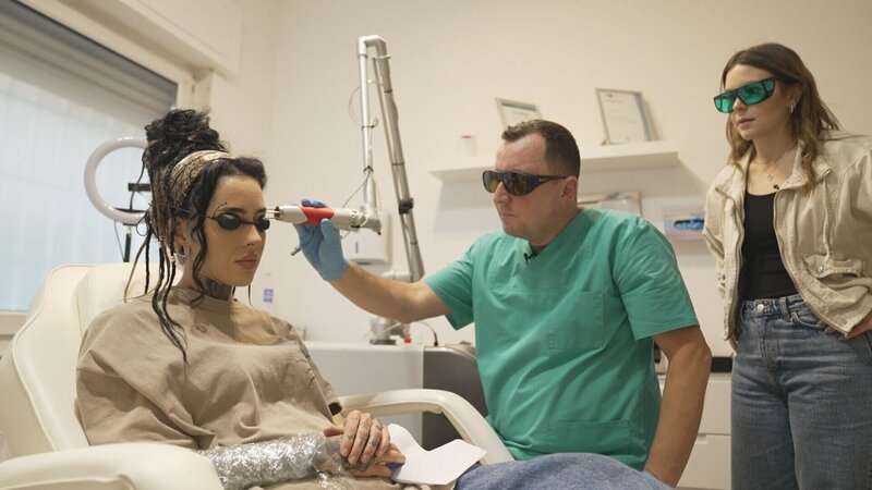 Bei Tattoo-Entferner Thomas lernt Reporterin Celine Fries (r), wie Tattoos mit einem Laser entfernt werden +++ – Bild: RTL /​ me:works