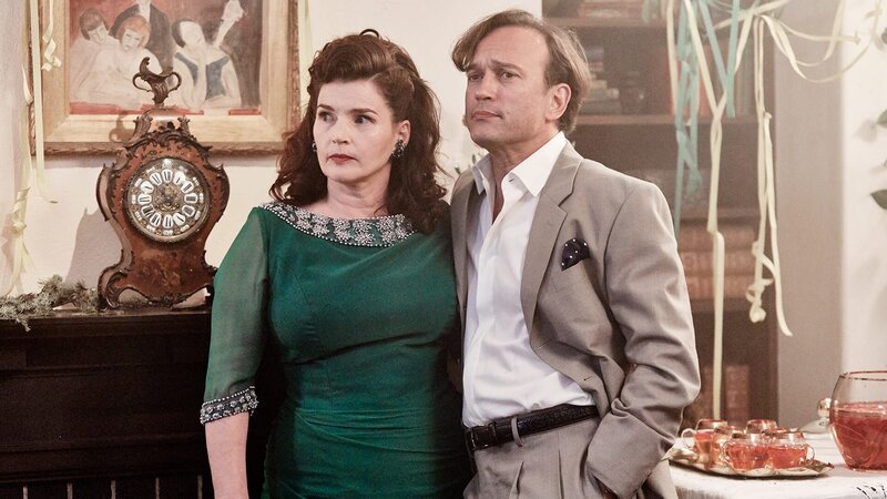 Stefan (Vincent Perez) und Magda (Julia Ormond) – Bild: Lisa Tomasetti /​ © 2018 Ladies in Black Film Pty Ltd, Create NSW and Screen Australia. All Rights Reserved.