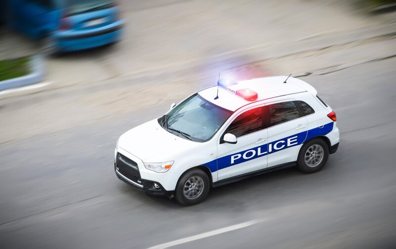 Police car in motion blur with flashing lights – Bild: Shutterstock /​ Shutterstock /​ Copyright (c) 2017 OgnjenO/​Shutterstock. No use without permission.