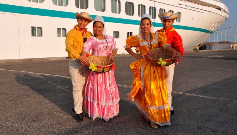 Folkloregruppe am Hafen in Nicaragua an der Pier vor dem Schiff. – Bild: Bewegte Zeiten GmbH/​Christian Hattesen