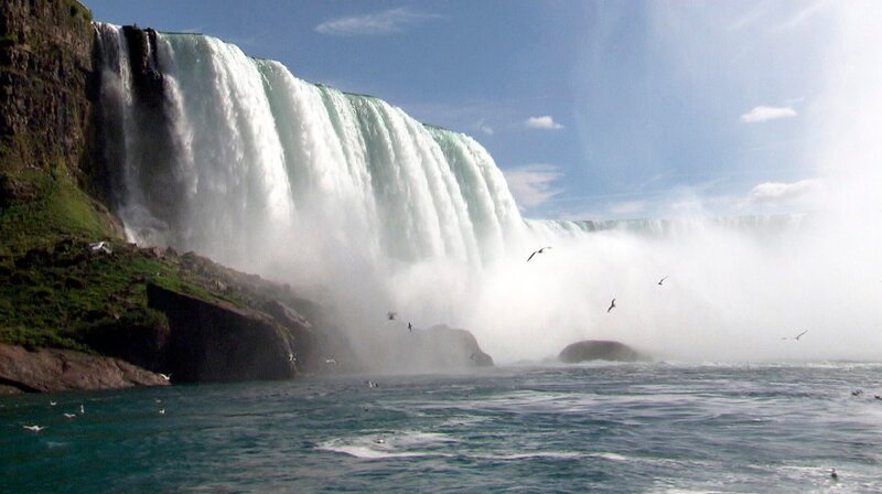 Über 2 Millionen Liter Wasser pro Sekunde stürzen die Niagarafälle hinab. – Bild: SWR/​Fandango