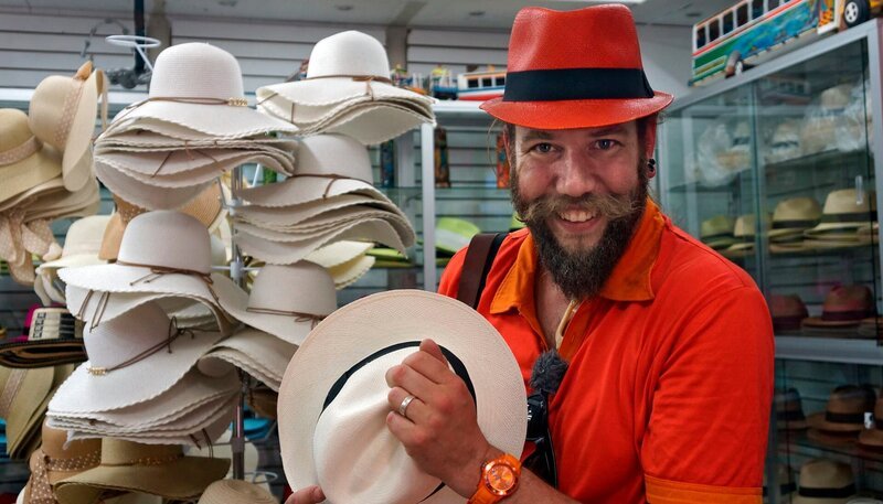 Zauberer Kalibo findet in einem Geschäft in Panama City einen orangefarbenen Panamahut, also in seiner Lieblingsfarbe. – Bild: BR/​Deborah Stöckle