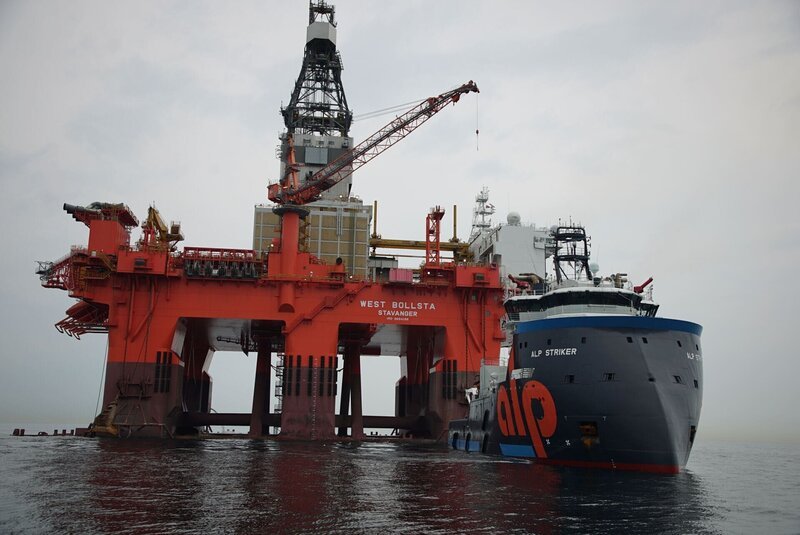 Die ALP-Striker ist der leistungsstärkste Hochseeschlepper der Welt. Er transportiert diese 31 000 Tonnen schwere Ölplattform über die Weltmeere. – Bild: ZDF und Victoria Jipp.