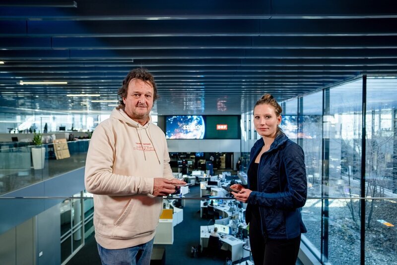 Die Ö1 Journalistin Daphne Hruby begleitet Hanno Settele durch die DOK1 Sendung www.nixgehtmehr.com – Drei Tage Netzausfall. – Bild: ORF/​Neulandfilm